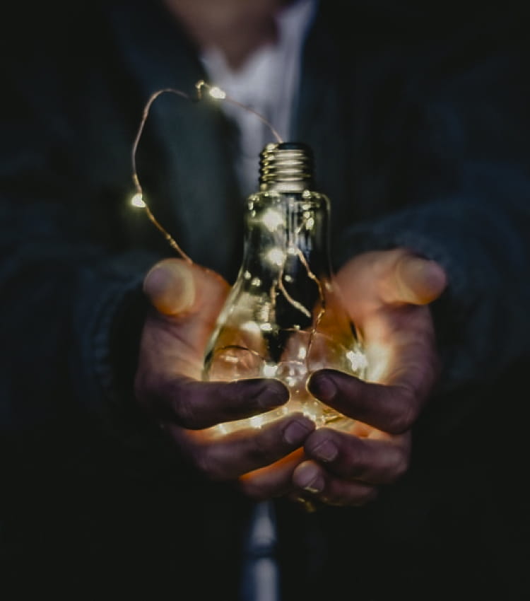 ３人で会話している窓の外に高層ビル風景