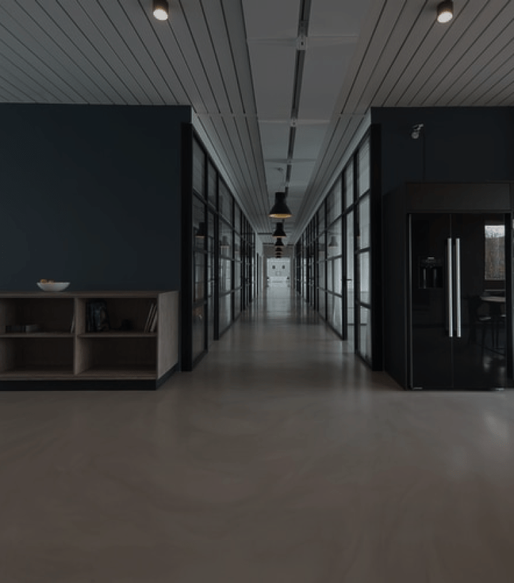 ３人で会話している窓の外に高層ビル風景