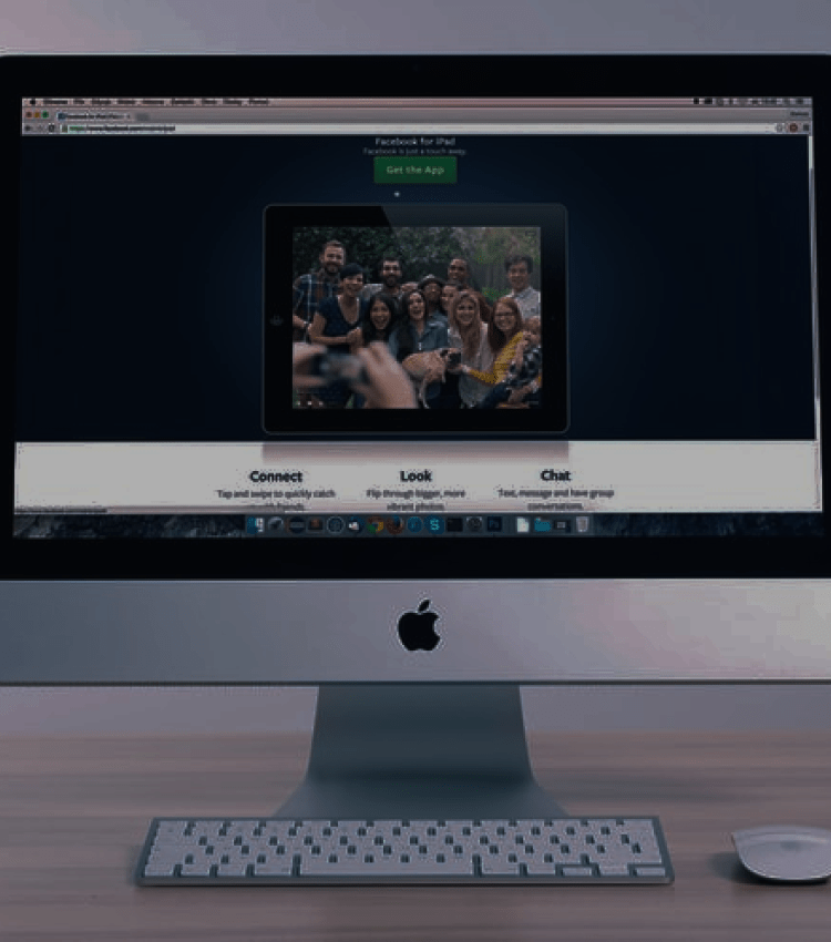 ３人で会話している窓の外に高層ビル風景